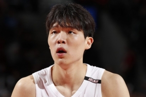 苦苦等待一场！杨瀚森望眼欲穿本场未获得登场机会